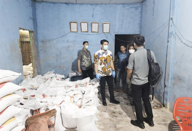 Polres Dumai Gerebek Gudang  Pupuk Ilegal, 2 Tersangka Ditangkap dan 10 Ton Disita